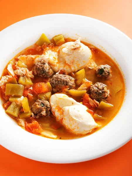 Sopa tunecina con albóndigas y huevos — Foto de Stock