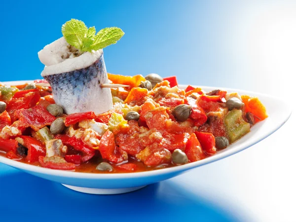 Тунисский салат с рыбой и овощами — стоковое фото