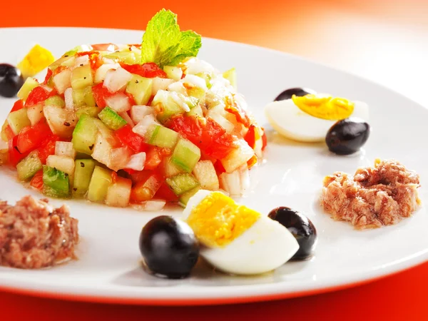 Тунисский салат с огурцами — стоковое фото