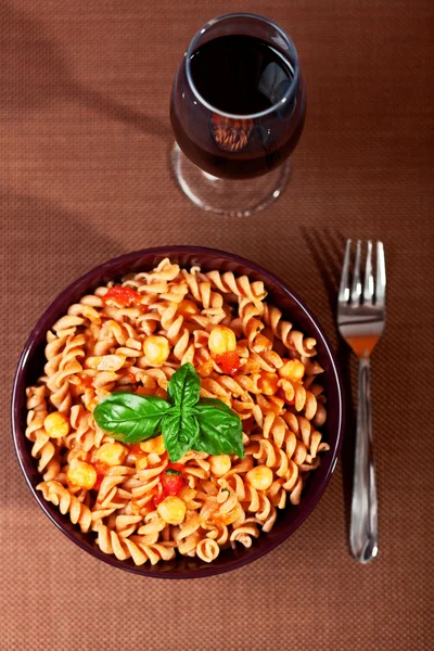 Fusilli pasta with chick peas — Stock Photo, Image