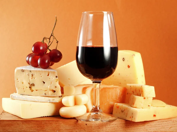 Formaggio e vino rosso — Foto Stock