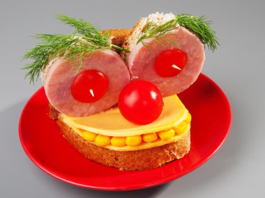 Jambonlu, peynirli ve domatesli sandviç.