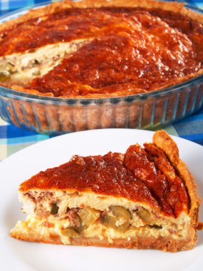 Quiche et ve salatalık ile