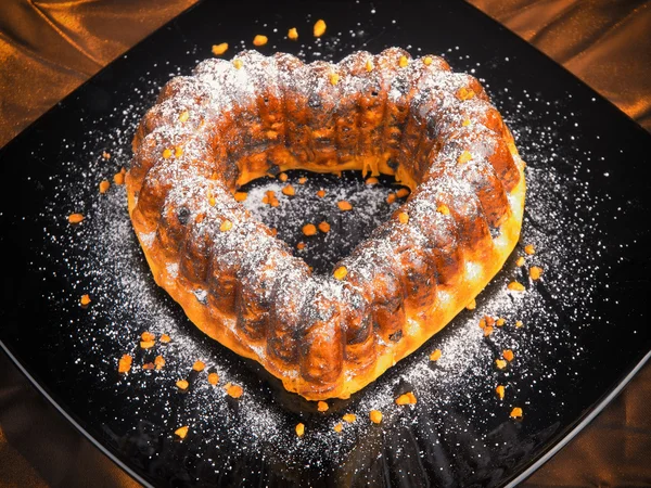 Heartshaped cake, home made — Stock Photo, Image