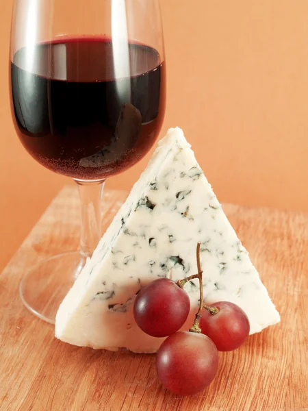 Rött vin och blue cheese — Stockfoto