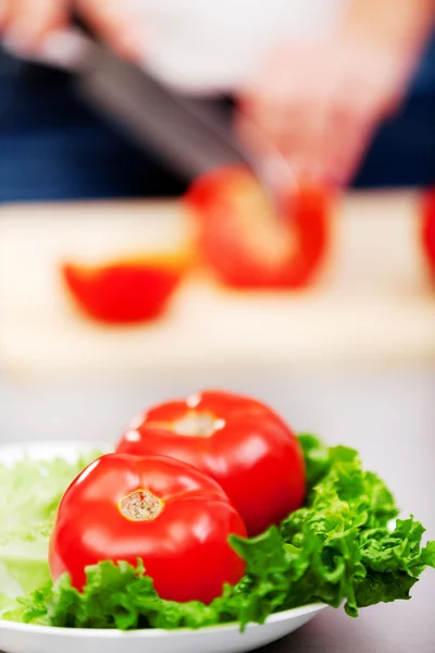 Young woman making salad — Stock Photo, Image