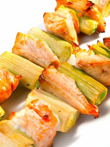 Salmon skewers with leek — Stock Photo, Image