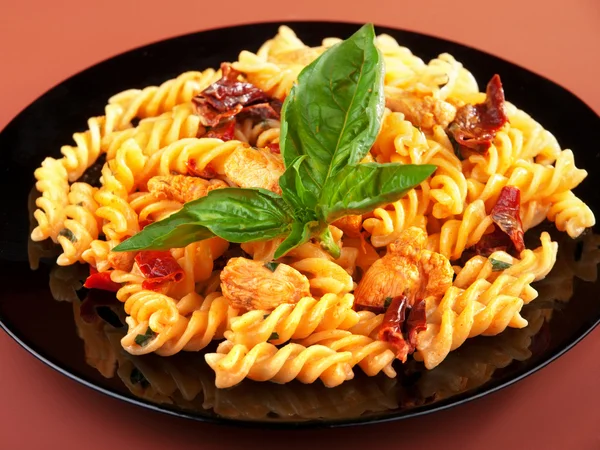 Fusilli with chicken and tomatoes — Stock Photo, Image