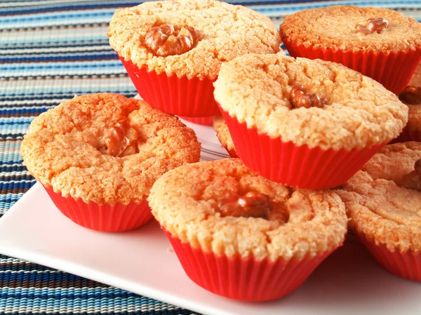 Cupcakes pile sur la table — Photo