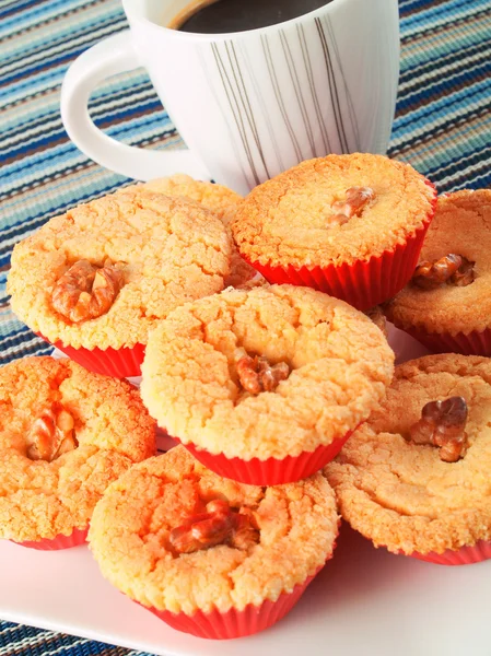 Tumpukan kue mangkok di meja — Stok Foto