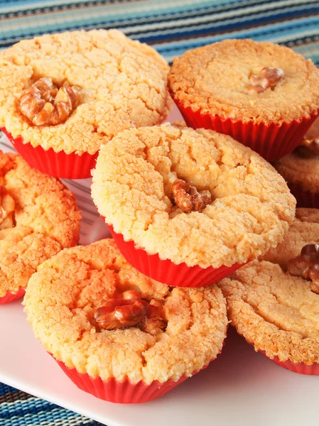 Cupcakes stapel op tabel — Stockfoto