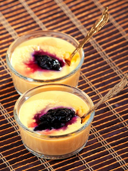 Crema alla vaniglia con mirtilli — Foto Stock