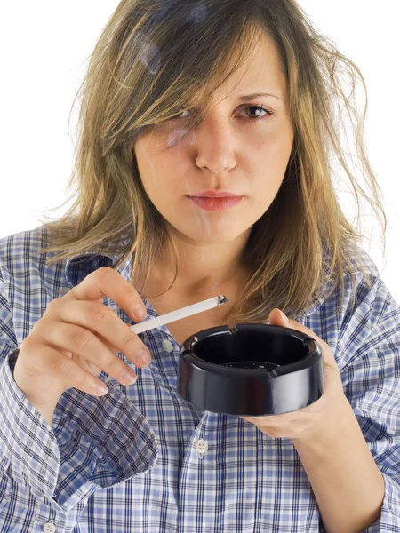 Junge Frau raucht — Stockfoto