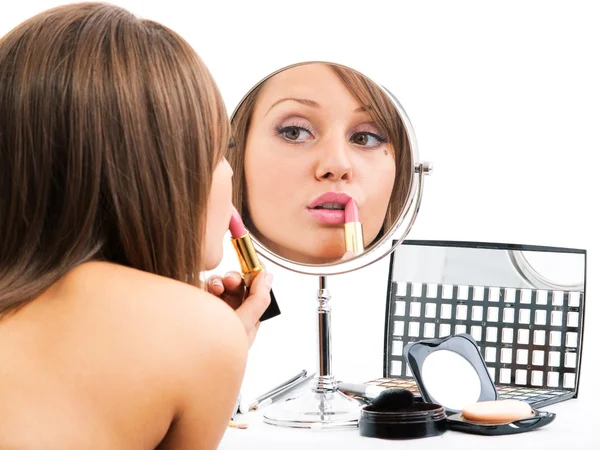 Giovane donna che applica il trucco — Foto Stock