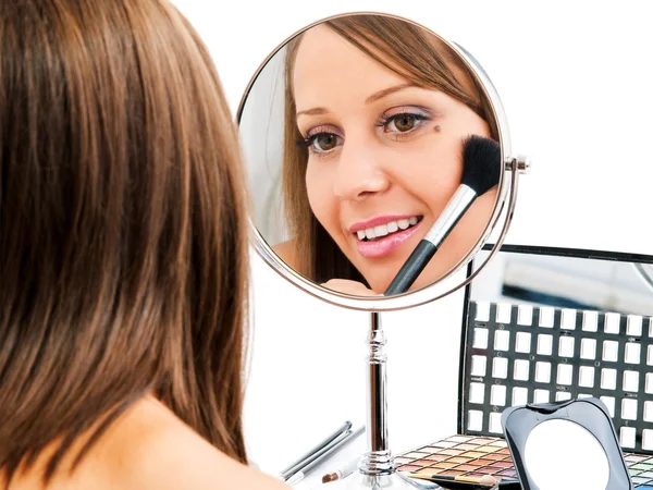 Giovane donna che applica il trucco — Foto Stock