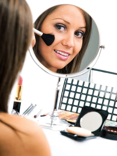 Giovane donna che applica il trucco — Foto Stock