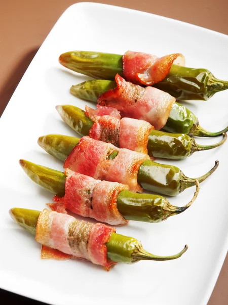 Gegrilde jalapeno verpakt in spek — Stockfoto