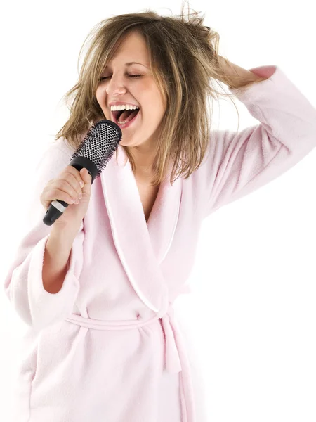 Mulher cantando com escova de cabelo — Fotografia de Stock