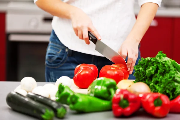 Mujer joven haciendo ensalada —  Fotos de Stock