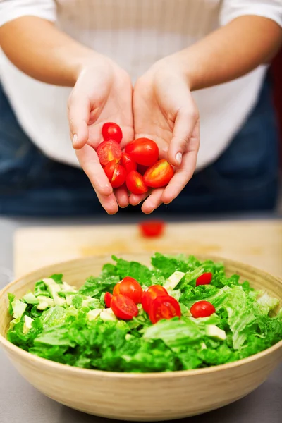 Young woman making salad — Stock Photo, Image