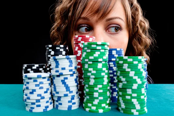 Giovane donna con chip di gioco — Foto Stock