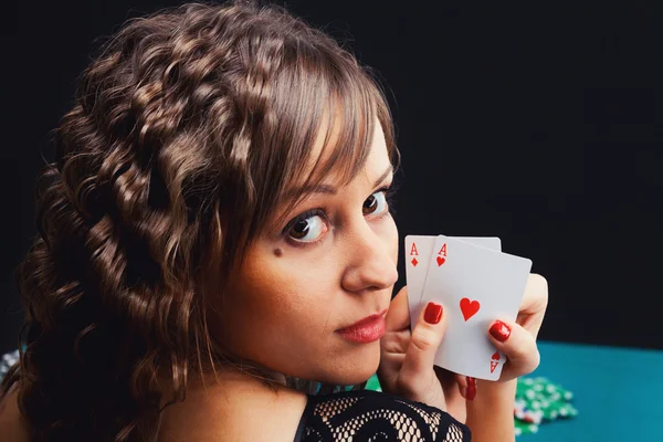 Donna che gioca a poker — Foto Stock