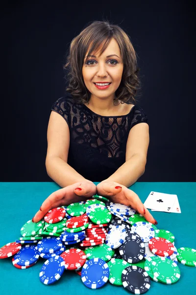 Donna con gioco d'azzardo chips — Foto Stock