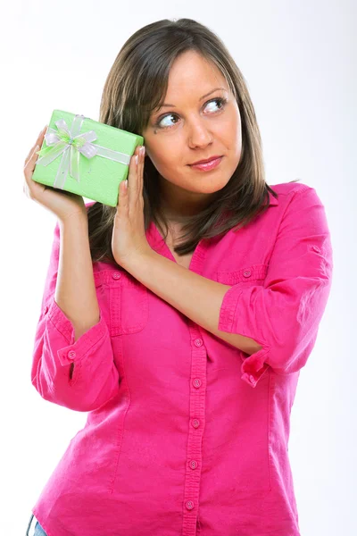 Bella donna con regalo — Foto Stock