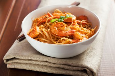 karides ile Tayland pirinç noodle