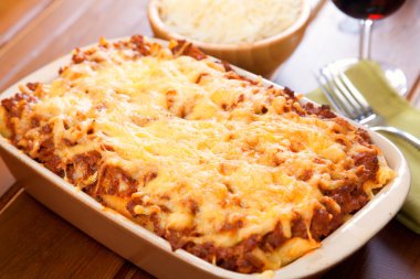 Fırında makarna Bolognese