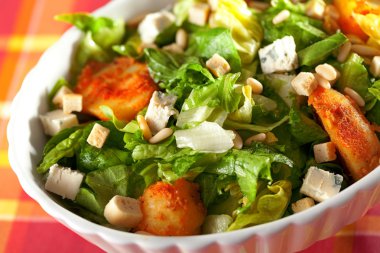 Salata domates, ton balığı ve kruton ile