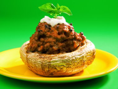 Et ve mozzarella ile mantar dolması