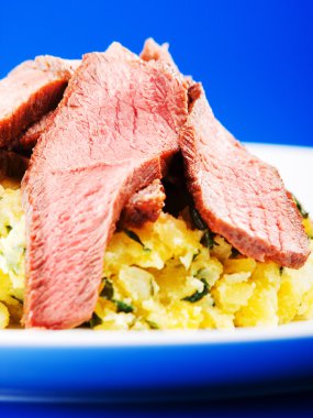 Tabak patates ile Dana