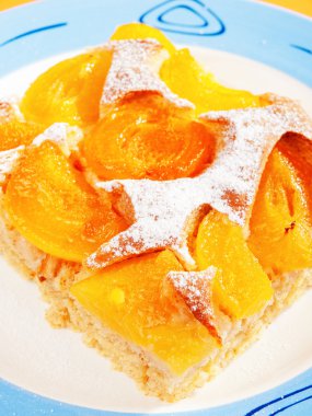 Kayısı pasta plaka üzerinde