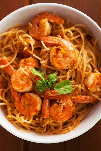 Fideos de arroz tailandeses con camarones —  Fotos de Stock