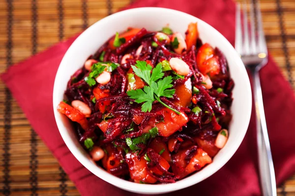 Domates ve kırmızı pancar salatası