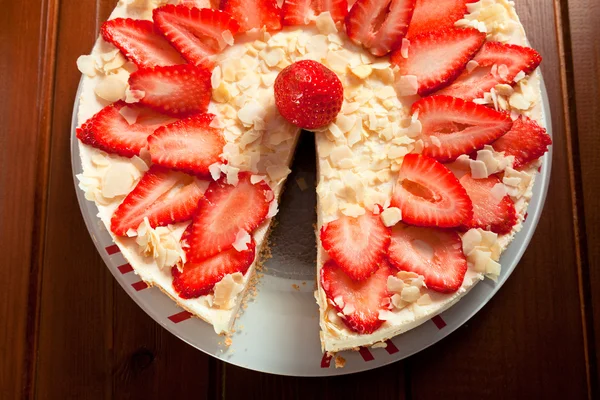 Sweet cheesecake with strawberries — Stock Photo, Image