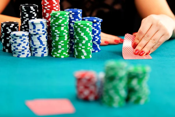 Cips kumar ile genç kadın