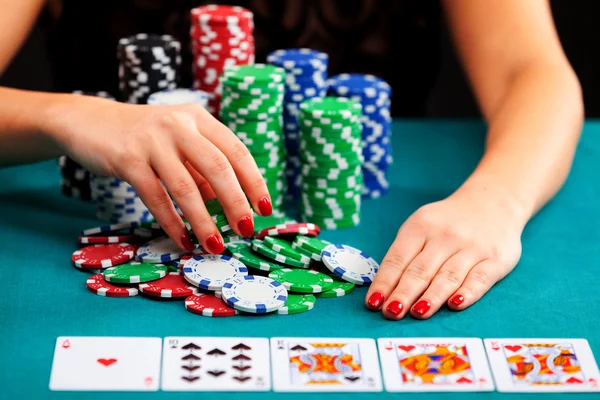 Giovane donna con chip di gioco — Foto Stock