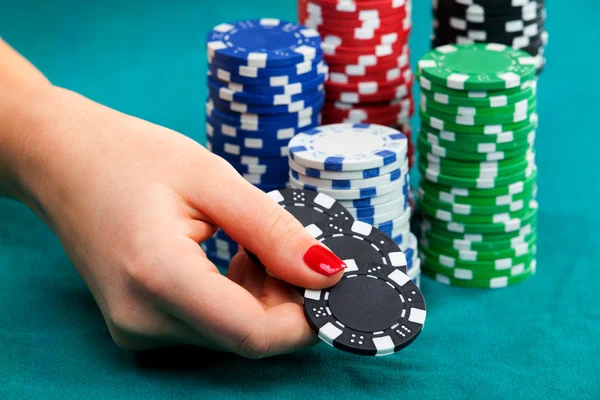 Junge Frau mit Glücksspielchips — Stockfoto