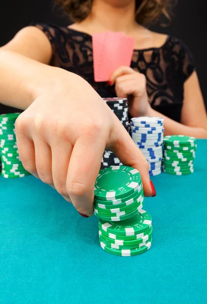 Mujer joven con fichas de juego — Foto de Stock