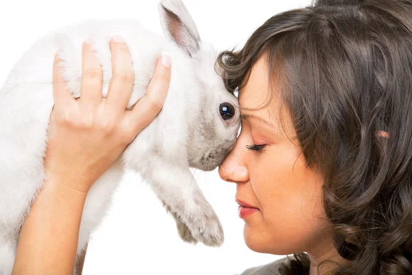 Mujer joven besando conejo — Foto de Stock