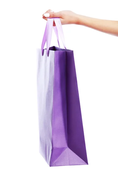 Jovem mulher carregando saco de compras — Fotografia de Stock