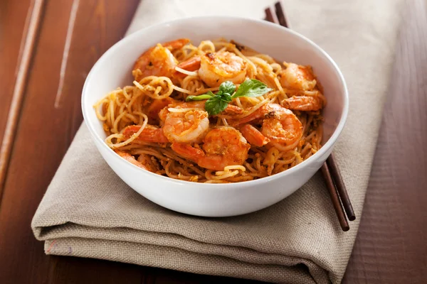 Fideos de arroz tailandeses con camarones —  Fotos de Stock