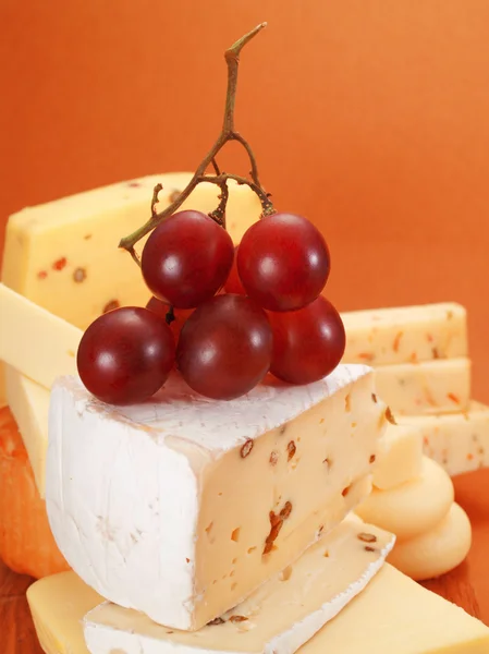 Cheese and grapes close-up — Stock Photo, Image