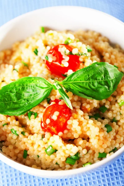 Ensalada de cuscús con tomate cherry — Foto de Stock