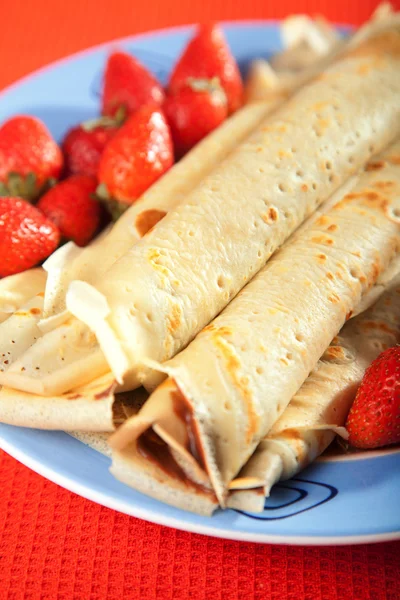 Pancakes with chocolate and strawberries — Stock Photo, Image