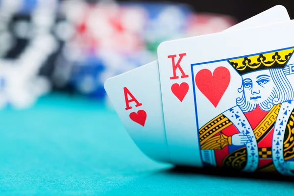 Ess och kung med gambling chips — Stockfoto