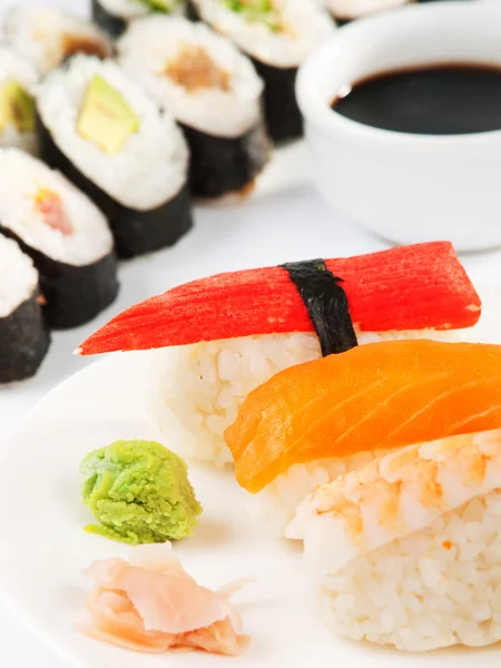 Nigiri e maki sushi — Fotografia de Stock