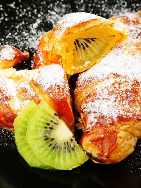 Croissants com frutas e açúcar — Fotografia de Stock